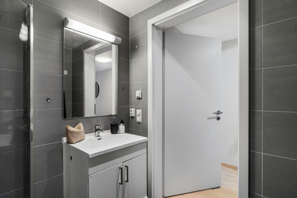 Łazienka z oświetleniem nad lustrem