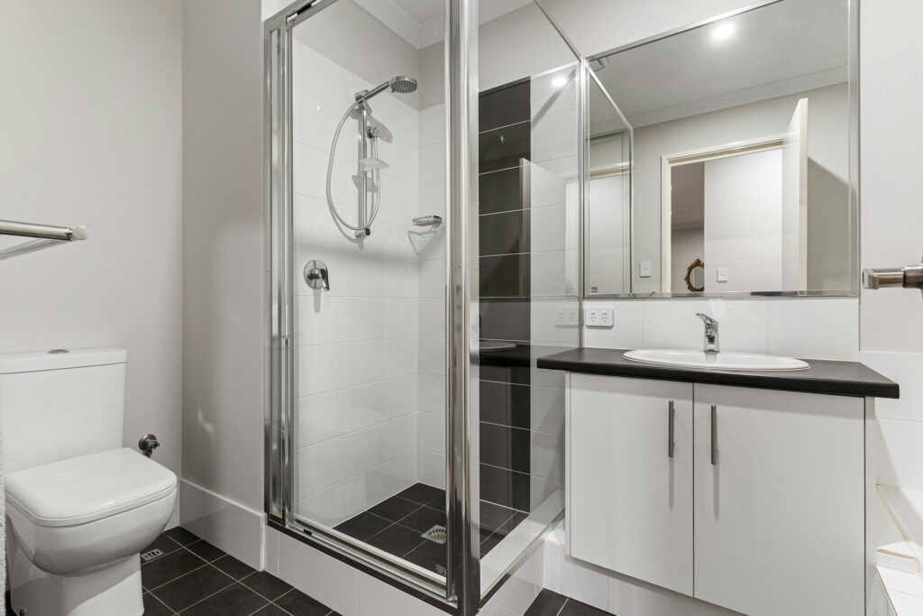 Mała jasna łazienka z dużym lustrem