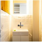 Podświetlane lustro w małej łazience