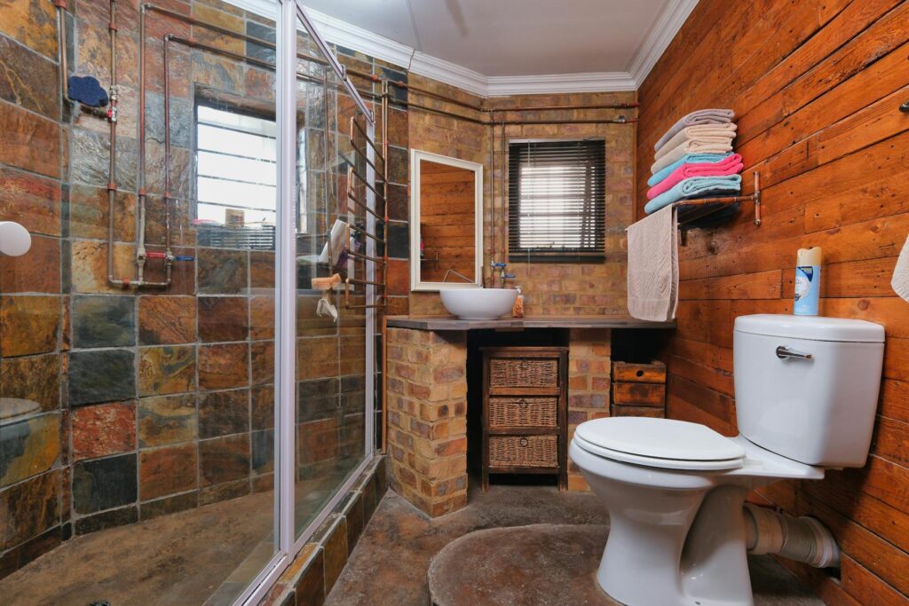 Rustykalna łazienka z płytkami z naturalnych materiałów