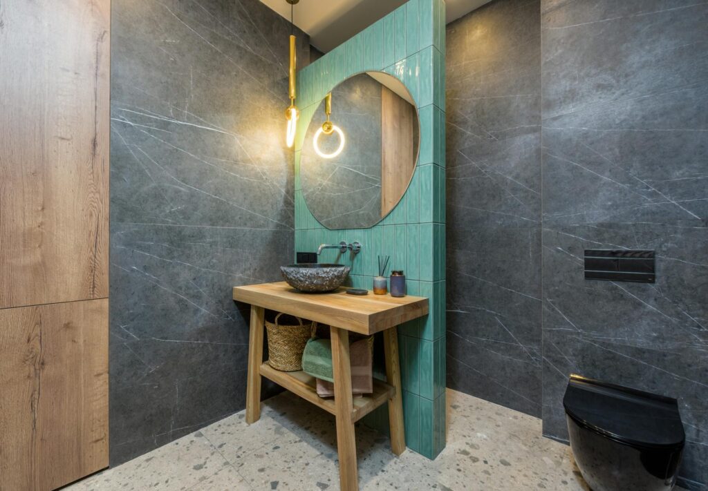 Ciemna łazienka z jasną fugą