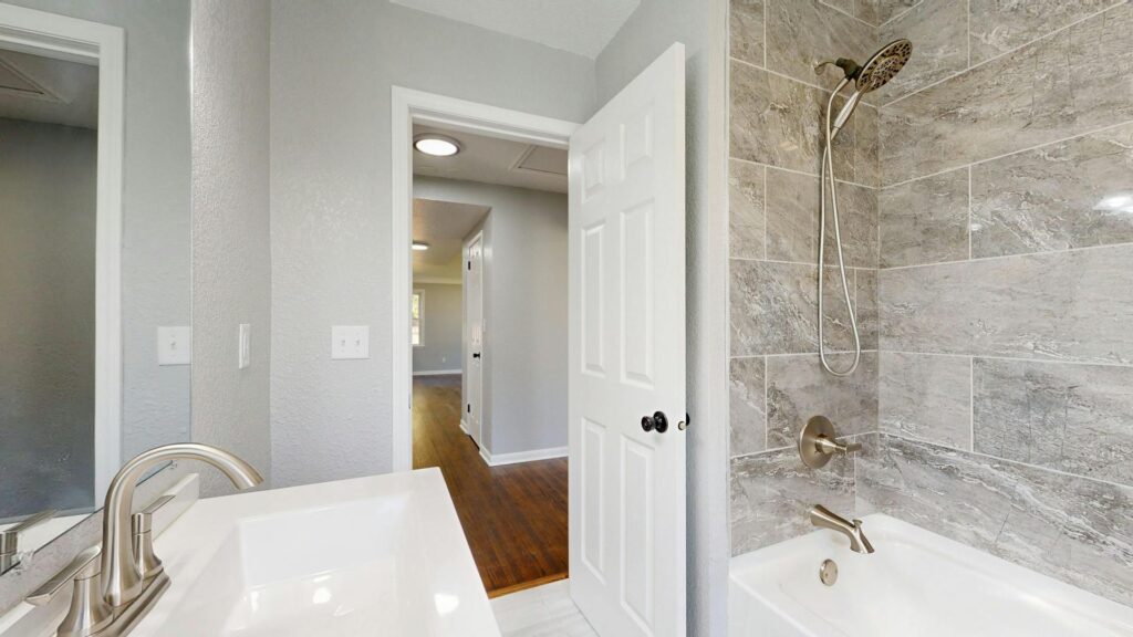 Łazienka z lśniącą armaturą